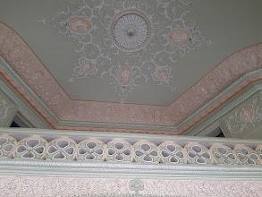 A ceiling with a decorative design

Description automatically generated